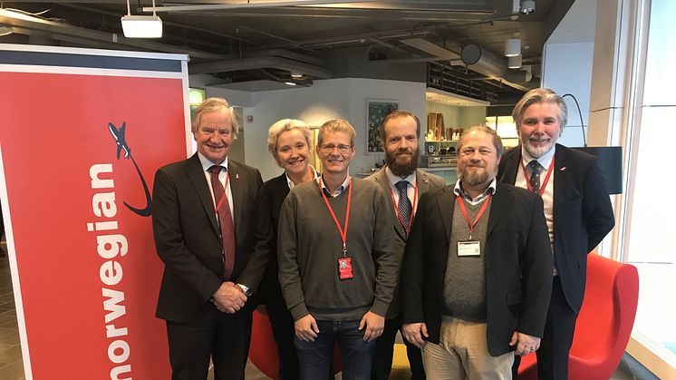 Fra venstre: Norwegians konsernsjef Bjørn Kjos, Norwegians HR-Direktør Helga Bollmann Leknes, Uffe Jesper Faerch Jensen (SEPLA), Martin Stork (SEPLA), Adam Mark Smith (SEPLA) og Bjørn Erik Barman-Jenssen, direktør i Norwegian Air Resources