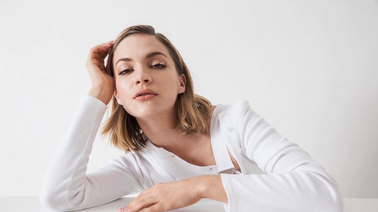 ​Tove Styrke släpper singeln ”On The Low” från kommande albumet ”Sway” - på scen med Lorde sjungandes Robyn cover