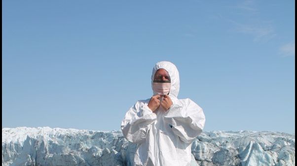 Studenten Kimmo Kumpula provtar gammalt DNA från jordar på västra Grönland. Foto: Jonatan Klaminder