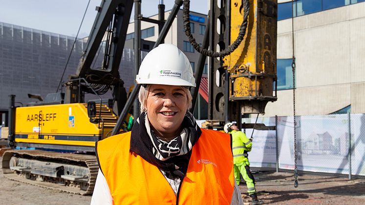 Margareta Larsson var på plats för att se det första pålslaget inför bygget av nya Backahus äldreboende på Selma Lagerlöfs Torg Foto: Johan Twedberg