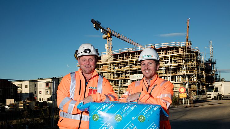 Brf Honnören isoleres med EcoBatt fra Knauf Insulation. Mats Stenman og Viktor Gustafsson er til-fredse med pris og kvalitet – og tømrerne er glade for, at de fik den isolering, de gerne vil arbejde med.