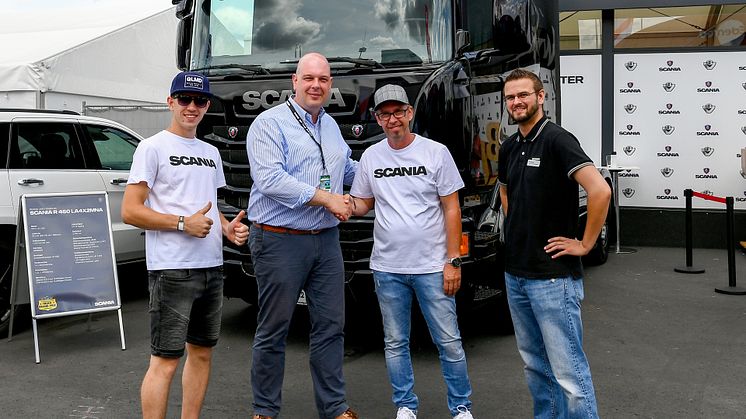 Der gebrauchte Scania R 450 wechselte nach dem Truck-Grand-Prix am Scania Stand seinen Besitzer: (v. li.) Mirco Weingart, Christian Meid, Leiter Scania  UVC Koblenz, Frank Weingartz und Benjamin Ochtendung, Verkauf Scania UVC Koblenz.