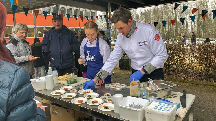 For første gang ble det holdt en sjømatfestival inspirert av Fiskesprell. Festivalen ble holdt i Holmestrand, og barn i alle aldre fikk smake og lære om fisk. Foto: Holmestrand VGS