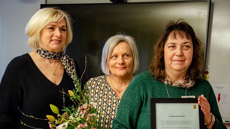 Mirza Hadzimesic (undersköterska), Agneta Andersson (samordnare) och Sabina Ubel (enhetschef) från Kaptensgården var på plats för att motta kvalitetspriset av nämnden.