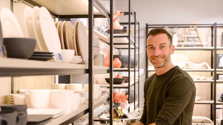 Le visage qui se cache derrière les styles de présentation des produits Villeroy & Boch :  Mathias Schwarz, responsable du merchandising visuel 