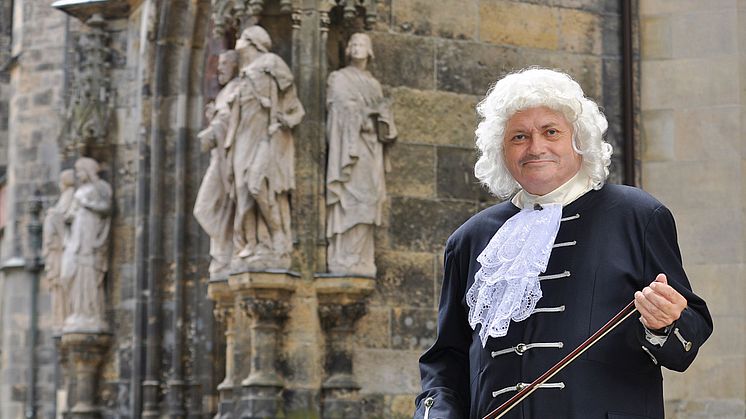Thomas Zemmrich als Johann Sebastian Bach vor der Thomaskirche - Foto: Leipzig Erleben GmbH
