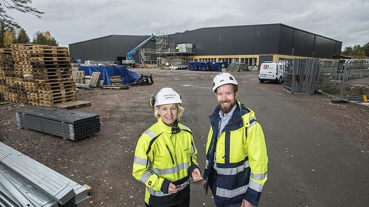 Lars Ekblom (projektchef från Caverion) tillsammans med Kristin Folkesson (projektledare från ByggDialog) framför byggandet av Hammaröskolan. Foto: Stefan Svensson