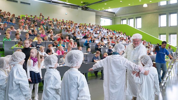 Vorlesung „Kann man Atome sehen?“ bei der 15. Kinderuniversität am 28. September 2019 | Foto: Larissa Wille-Friel, Text: Susanne Baron