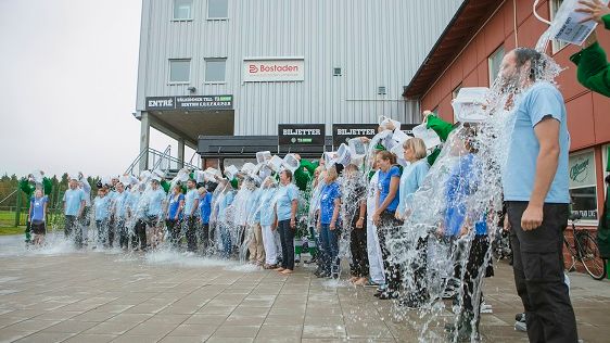 Björklövens A-lag hällde iskallt vatten över 21 personer från ALS-teamet vid Umeå universitet och Norrlands universitetssjukhus (Foto: Mattias Pettersson)