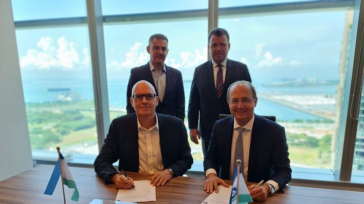 WindWings contract signing - Clockwise from bottom left - James Marshall (CEO, Berge Bulk), Paolo Tonon (Technical Director, Berge Bulk), Aleksander Askeland (CSO, Yara Marine), Thomas Koniordos (CEO, Yara Marine)