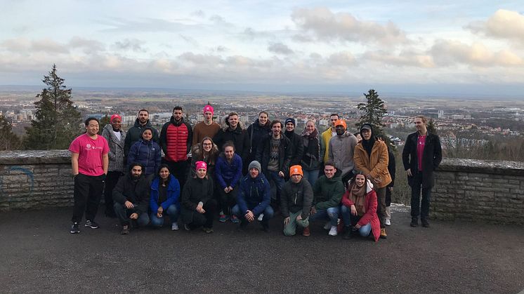 De nya internationella studenterna vid utsiktsplatsen på Billingen – ett självklart stopp under den guidade bussturen. Foto: Högskolan i Skövde