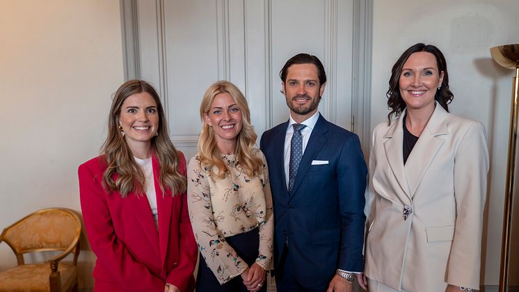 Gruppbild (från vänster till höger) på Anna Rydén, Kim Waller (båda Prinsparets Stiftelse), H.K.H. Prins Carl Philip och Malin Hall (Dimh). Bild: Jonas Borg/Prinsparets Stiftelse