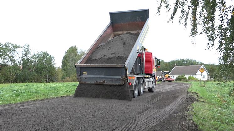 Använd det gamla sandningsgruset som väggrus på landsvägar. Den idén hade medarbetaren Tomas Stomberg. Nu blir idén verklighet.