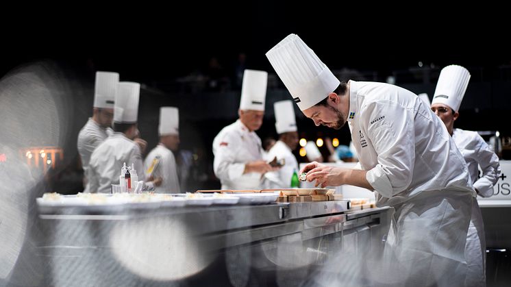 Jimmi Eriksson färdigställer de sista rätterna i världsfinalen i Bocuse d'Or 2023. Foto: Nicolas Reynaud