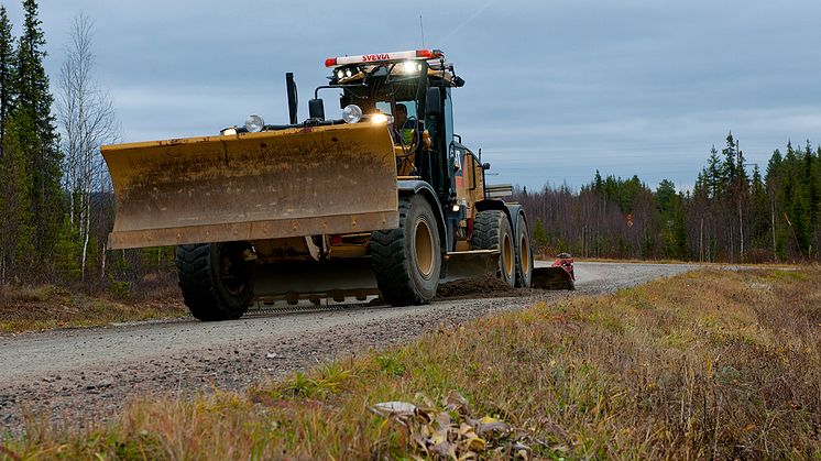 Grusvägsunderhåll - foto - Patrick Trägårdh