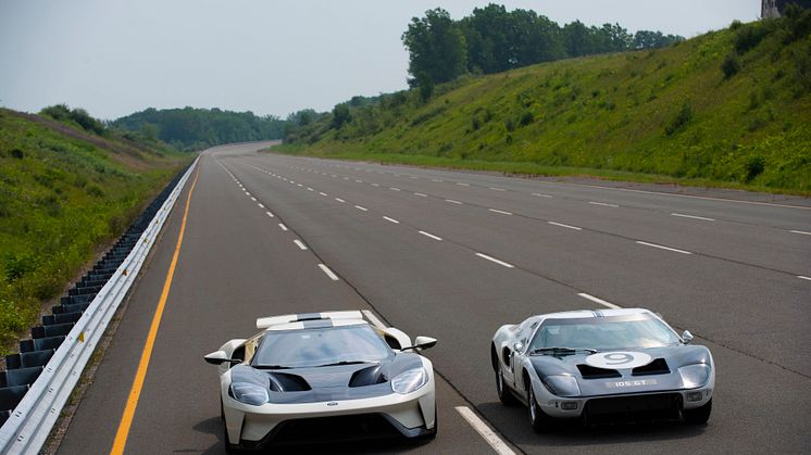 2022 Ford GT ’64 Heritage Edition and 1964 Ford GT prototype_07