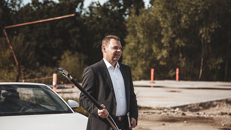 Audi Hørsholm første spadestik -  Audi detaildirektør Klaus Frøkjær foran byggegrunden