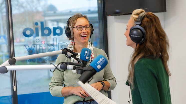 Sabine Klingelhöfer (links) zusammen mit Radio-Moderatorin Katharina Mork (rechts) bei einer Podcast-Aufnahme von "Einfach natürlich gärtnern".