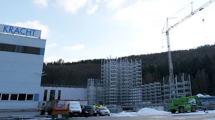 Monteringen av stålramen för det 23 meter höga silolagret i Krachts nya centrallager är i full gång.