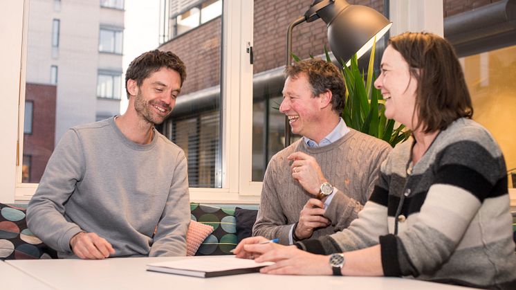 Forsker Rasmus Kleppe, Robert Ullmann, daglig leder i Kanvas, og Mette Tollefsrud, instituttleder ved barnehagelærerutdanningen HiOA, er godt fornøyde med å signere avtalen om en delt forskerstilling.