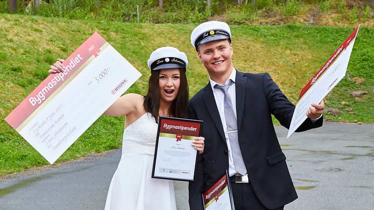 Lyckliga stipendiater, Lina Johansson och Ted Sehlström på Tannbergsskolan i Lycksele. Fotograf Marcus Bäckström