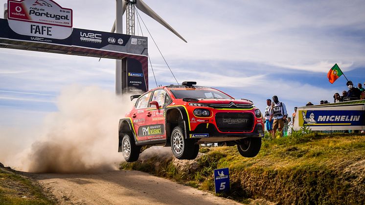 Mads Østberg flyger över det berömda Fafe-hoppet, Rally Portugal 2019. Bild: Citroën Racing Media
