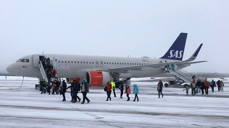 157 förväntansfulla och skidsugna britter landar på Scandinavian Mountains Airport.