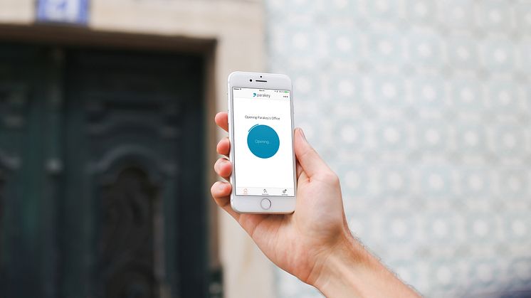 Lås upp dörren via en app med SafeTeams digitala dörrlås. 