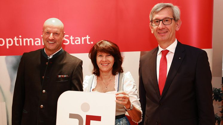 Ralf Fleischer (li.), Vorstandsvorsitzender der Stadtsparkasse München, seine Vorstandskollegin Marlies Mirbeth (Mitte) und der Leiter der Direktion Personal, Andreas Kellerer (re.), sind stolz auf das erstmals errungene Zertifikat.