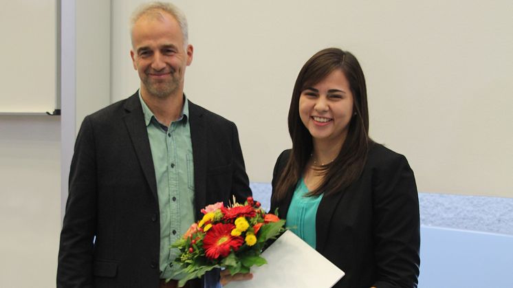 Sara Elizabeth Canales Castro gemeinsam mit Laudator Dr. Frank Seeliger, Leiter der Hochschulbibliothek.