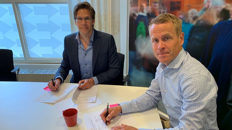 Ola Persson, affärsansvarig på Softhouse, och Linus Eriksson, trafikdirektör Skånetrafiken, vid signeringen av avtalet.