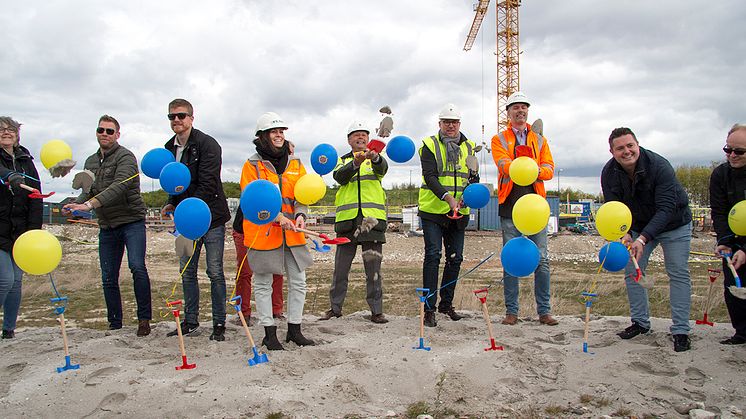 Några av de 39 invigningsgrävarna. Claes Caroli, HSB Malmös ordförande, femma från höger.