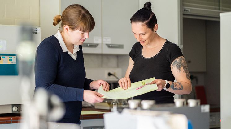 Britta Hinnemann, processingenjör, och Maren Potthoff, laboratoriespecialist, vid konverteringsenheten i Bramsche