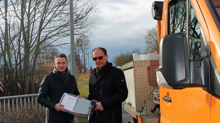 Erster Bürgermeister Johannes Maciejonczyk machte sich zusammen mit Edgar Müller vom Bayernwerk vor Ort ein Bild von den Arbeiten zur Umrüstung der Straßenbeleuchtung in Burgebrach.