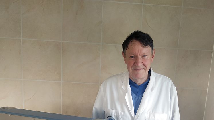 Stig Steen, seniorprofessor i thoraxkirurgi vid Lunds universitet, med förvaringslådan av donatorhjärtan.
