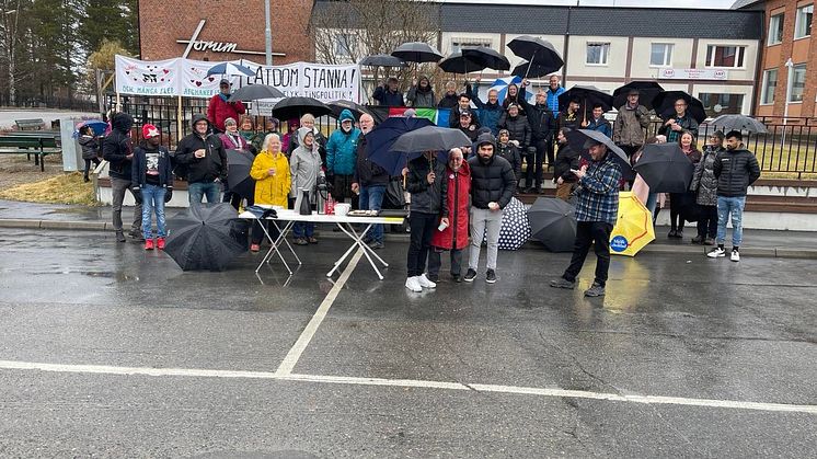 Bilden från Malå 14 maj på ettårsdagen från första paraplydemonstrationen. 