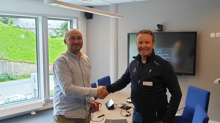 Svein Ivar Moe i Statens vegvesen og Lars Krangnes i Cautus Geo signerte kontrakten for skredvarsling med automatisk stengning av fylkesvei 241 i Gudvangen denne uken.