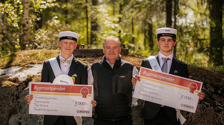 Bygmastipendiaterna vid Örnsköldsviks Gymnasium, Filip Westman och Johannes Söderström, flankerar Bygmas Platschef Jonas Jonsson.