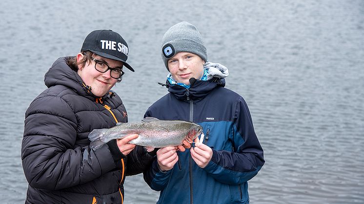 Axel Larsson och Andreas Lundberg sportlovsfiskade i Bergsjön. Det nappade bra, med bland annat den här regnbågslaxen på över ett kilo.