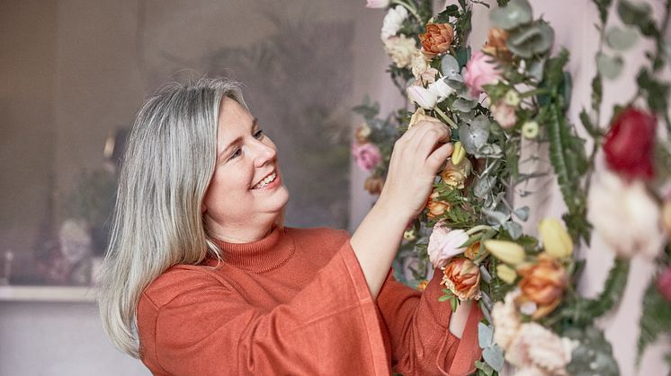 Mönsterdesigner Hanna Wendelbo har tolkat Blomsterlandets första trend för året genom att skapa en levande tapet av snittblommor.