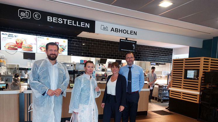 Vor-Ort-Austausch: v.l.n.r. BdS-Hauptgeschäftsführer Markus Suchert, die Vorsitzende des Tourismusausschuss im Deutschen Bundestag Jana Schimke, McDonald’s-Franchisenehmerin Christina Schubert, Felix Schubert.