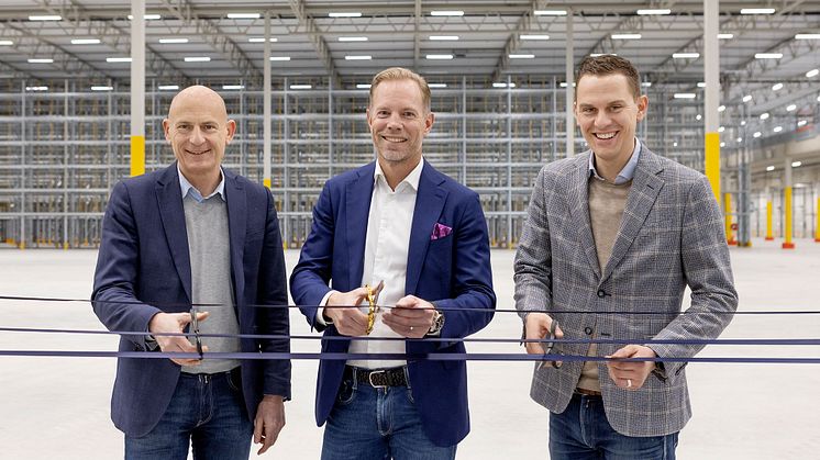 P-G Persson vd på Platzer, Håkan Nydén, CEO Schenker Logistics AB & Head of Contract Logistics Cluster Nordics och Adam Ekdahl, affärsutvecklare på Bockasjö, inviger Sörred Logistikpark. FOTO: Marie Ullnert 