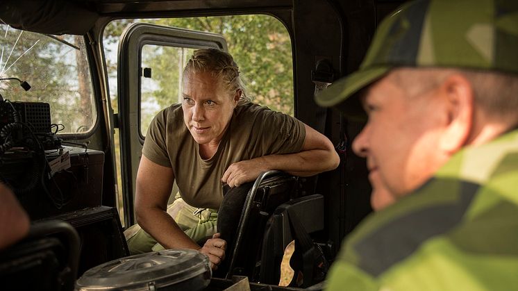 Svåra skogsbränder rasar på ett flertal platser i Sverige. Försvarsmaktens personal deltar i släckningsarbetet.