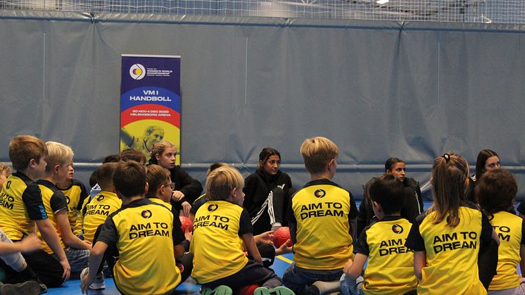 Lördagen den 2 december bjuds barn och vuxna in till en röresledag i Teknikhallen. Bilden är från höstlovet när skolbarn lärde sig om handboll på Lilla VM, en del av handbollsskolan för alla.