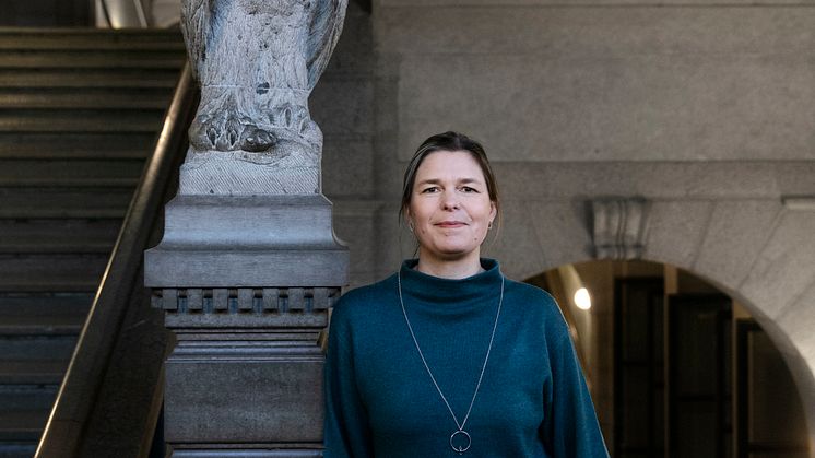 Överintendent Lisa Månsson ståendes i Naturhistoriska riksmuseets entréhall som just nu är avstängd. Foto Johanna Hanno