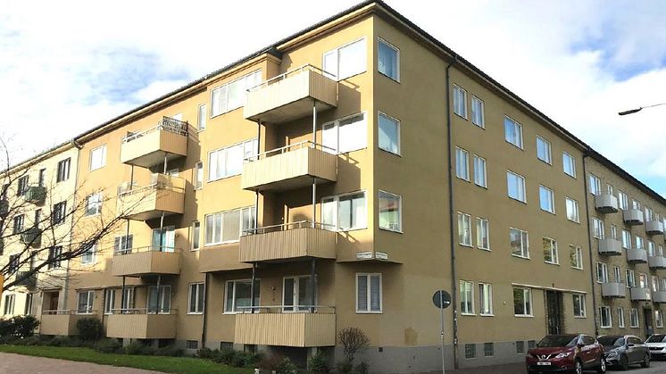 Hyresfastigheten med sina 17 lägenheter ligger i Norra Sofielund i Malmö.