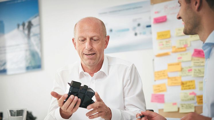 Jens Zeller, Geschäftsführer idem telematics, im Gespräch mit Kunden