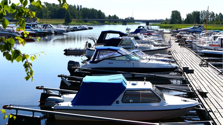 Nya båtplatser kommer till kommunala båtplatskön. Bild från småbåtshamn i Tullholmsviken. 