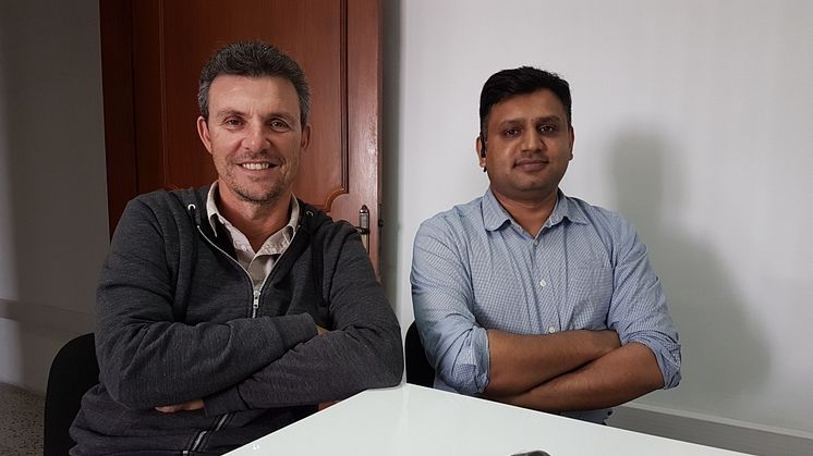 Från vänster företagets ägare och direktör Simon Camilleri och vår programmeringsstuderande Faraz Khan. På bordet ligger det projekt som har med orderhantering att göra och som Faraz arbetat med att utveckla tilläggsfunktioner till.