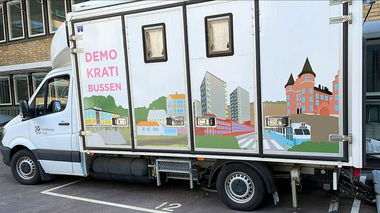 Göteborgs Stads demokratibuss turnerar fram till valet för att få fler att rösta den 11 september. 